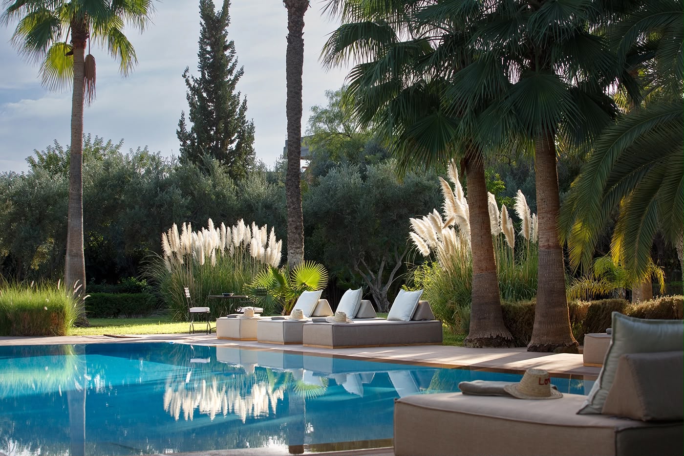 Piscine chauffée de la villa au coucher du soleil